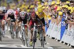 PRESSET. Flere konkurrenter - blandt andet Cadel Evans (midten) - gjorde, hvad de kunne for at udfordre Bradley Wiggins (th) 