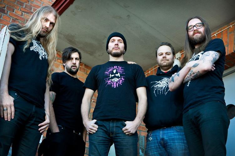 Genopstået. Nasum spiller grindcore, men bandet fik en brat afslutning, da forsangeren døde i 2004. Ibyen.dk mødte guitarist (tidligere bassist) Jon Lindqvist (yderst til højre) og den nye forsanger, Keijo Niinimaa, som her ses i midten af bandet. 