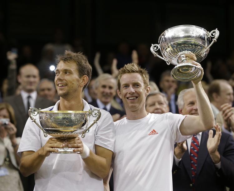 Overraskelse. Frederik Løchte Nielsen (tv) jublede med makkeren Jonathan Marray efter triumfen i Wimbledon. 