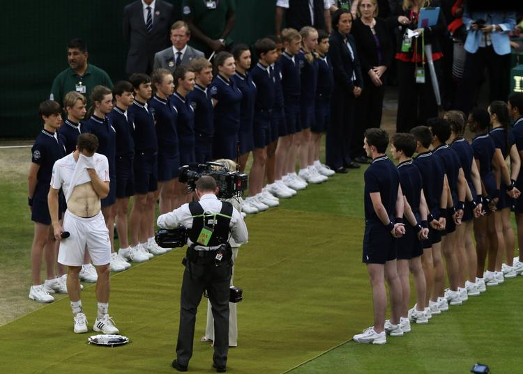 Tårer. Murrays kæreste græd med fra tilskuerrækkerne, da tennisspilleren fældede en tåre efter nederlaget i Wimbledon-finalen. 