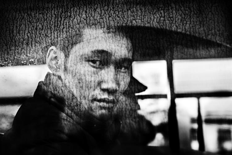 Tavshed. Manden sad i en bus og ventede på en busholdeplads i Ulan Bator. »Man kan hurtigt fornemme, om folk er okay med at blive fotograferet«, siger Jacob Aue Sobol. 