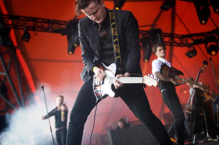 Lydproblemer. Lyden på især Orange Scene havde svært ved at trænge igennem og overdøve snakken. 