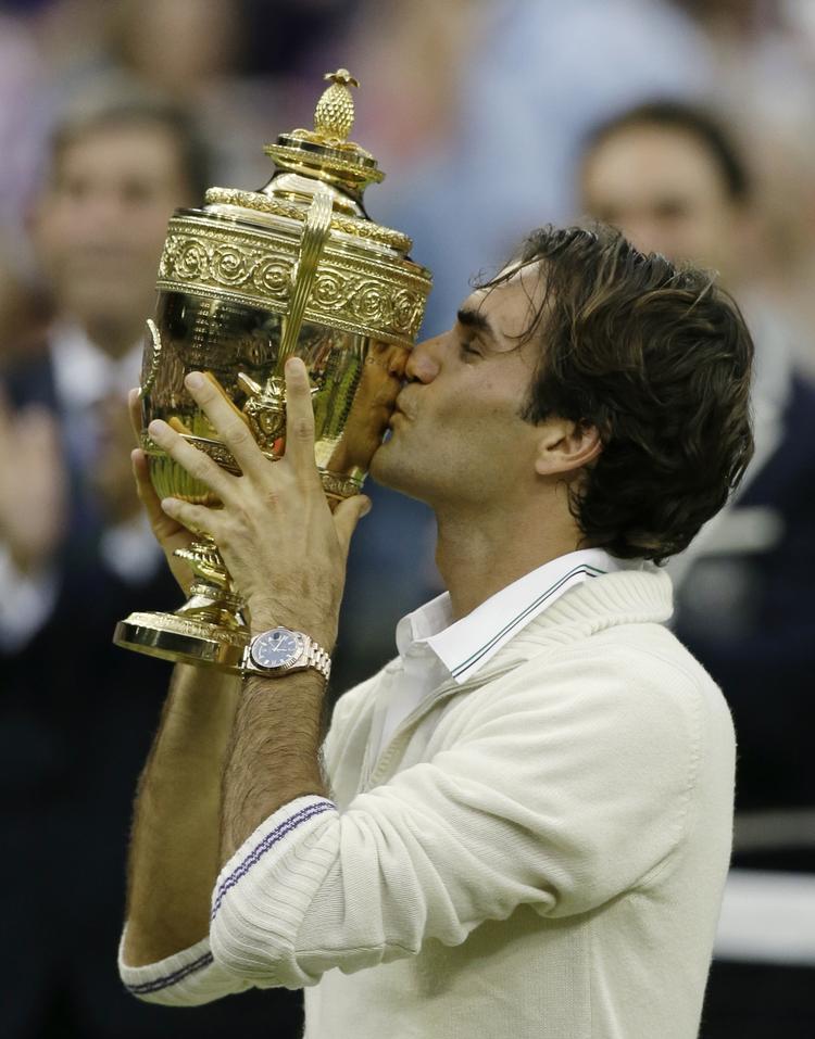 Vinderen. Roger Federer jubler over sin 7. sejr i Wimbledon og en genkomst som nummer et i verden. 