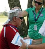 En dommer bliver behandlet for udmattelse under kvindernes U.S. Open i Golf, der i weekenden blev spillet i Kohler, Wisconsin. 