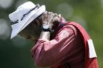 Thomas Franck, caddie for golfspilleren Wendy Ward, lægger is på sin nakke under en golfturnering i Kohler, Wisconsin. 