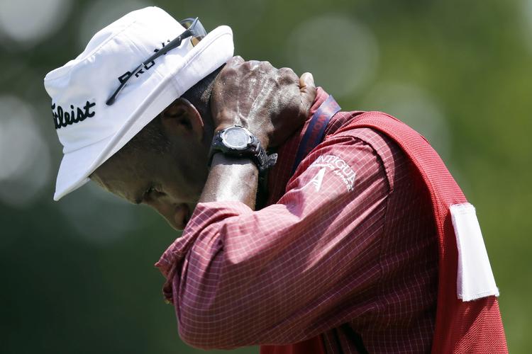 Thomas Franck, caddie for golfspilleren Wendy Ward, lægger is på sin nakke under en golfturnering i Kohler, Wisconsin. 