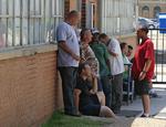 Folk på gaden i Oklahoma By søger skygge fra den stærke sol og den kraftige varme. Flere steder i Oklahoma By meldes der om mangel på vand på flaske. 