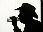 Guy Clark tager en slurk vand, før han bevæger sig ud i varmen i Oklahoma By, Oklahoma. 