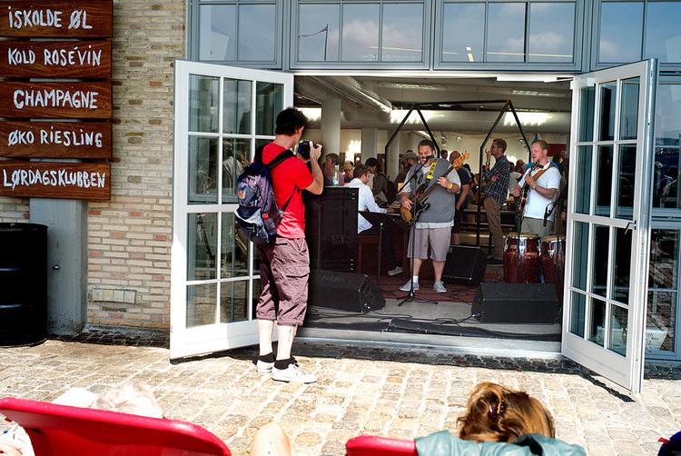 Øhhh. I programmet stod udendørskoncert. Og det meste af publikum var da også udenfor. Mens stod bandet var indenfor. 