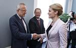 Forhandling. Inden trepartsforhandlingerne brød sammen, mødtes formand for Dansk Arbejdsgiverforening Jørn Neergaard Larsen, og statsminister Helle Thorning-Schmidt (S) ved forhandlingsbordet. Står det til Venstre, bliver der ikke flere trepartsforhandlinger. Arkivfoto. 