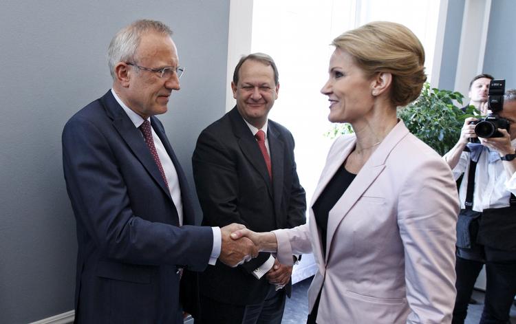 Forhandling. Inden trepartsforhandlingerne brød sammen, mødtes formand for Dansk Arbejdsgiverforening Jørn Neergaard Larsen, og statsminister Helle Thorning-Schmidt (S) ved forhandlingsbordet. Står det til Venstre, bliver der ikke flere trepartsforhandlinger. Arkivfoto. 