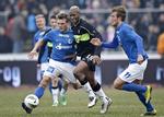 HOLDKAMMERATEr. Emil Larsen (tv) skal i den kommende sæson spille med og ikke imod Kalilou Traoré (midten) og de øvrige OB-spillere. 