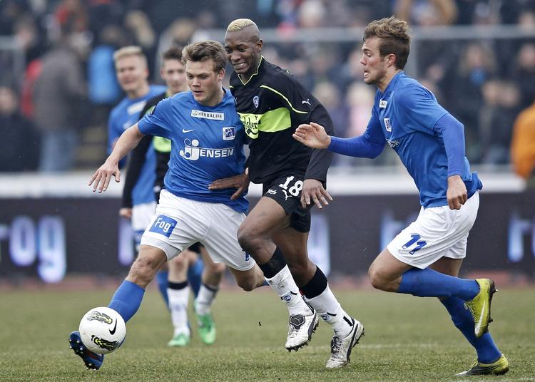 HOLDKAMMERATEr. Emil Larsen (tv) skal i den kommende sæson spille med og ikke imod Kalilou Traoré (midten) og de øvrige OB-spillere. 