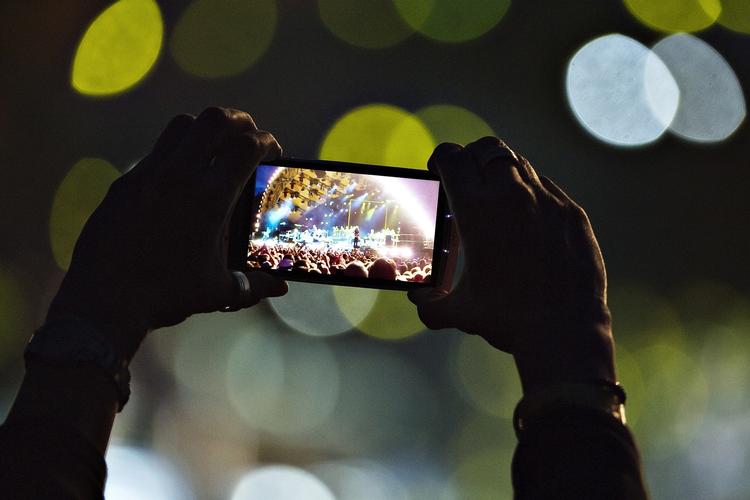Datatrafik. Bruce Springsteens koncert var et af Roskilde Festivals helt store trækplastre - det afspejlede sig også i brugen af smartphones under koncerten. 