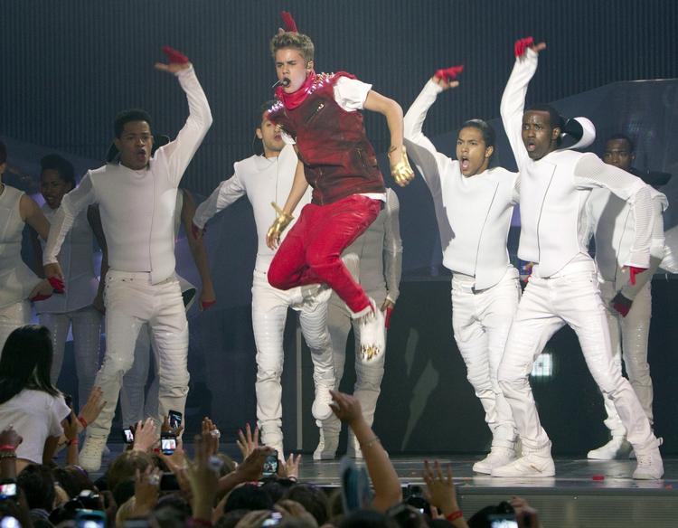 Teenageidol. Justin Bieber kommer til Danmark næste år til april. Det er der 35.000, der gerne vil se, men med 5.000 billetter tilbage stoppede salget. 