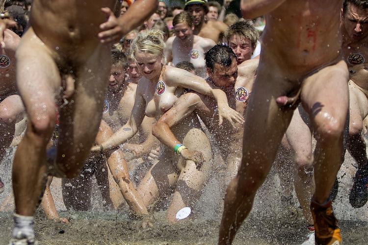 NUMSEBAR. Roskilde Festivals nøgenløb have i år indbygget en våd forhindring inspireret af Hubertusjagten. 