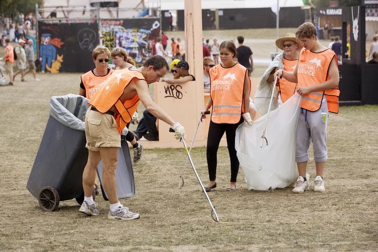 Frivillige. Roskilde festivalen kan ikke længere finde nok frivillige til at arbejde på festivalen. 