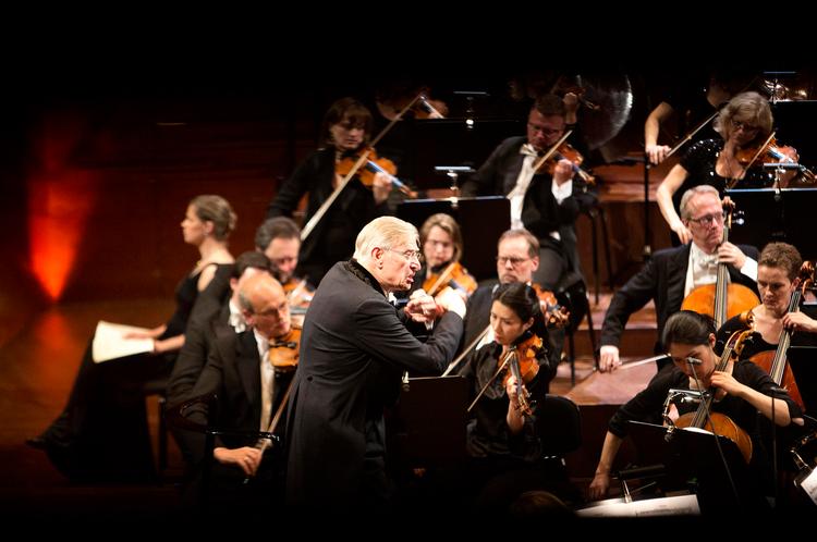 Respekt.  Herbert Blomstedt er en nærmest elsket æresdirigent i DR SymfoniOrkesteret. Senest dirigerede han for få uger siden Brahms' rekviem i Koncerthuset i en pragtopførelse. 