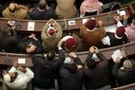 Magtkamp. Det egyptiske parlament vil ikke lytte til militærets ordre om at opløse parlamentet. 