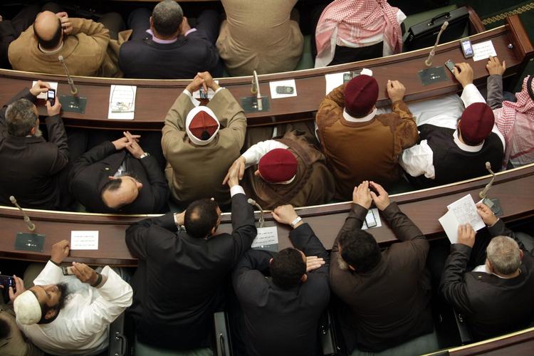 Magtkamp. Det egyptiske parlament vil ikke lytte til militærets ordre om at opløse parlamentet. 
