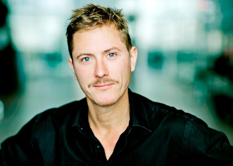 Hurra. DR's 'Detektor'-vært Thomas Buch-Andersen jubler over at vundet priser i en konkurrence, han selv har afsløret som et meget tvivlsomt foretagende. 