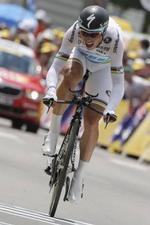 Færdig. Tony Martin er stået af efter at have kørt rundt med en brækket knogle i hånden. 