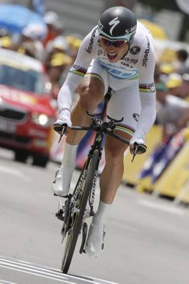 Færdig. Tony Martin er stået af efter at have kørt rundt med en brækket knogle i hånden. 