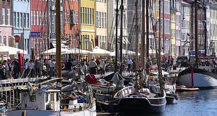 FLUGT. Færre og færre turister lægger ferieruten forbi Danmark. 