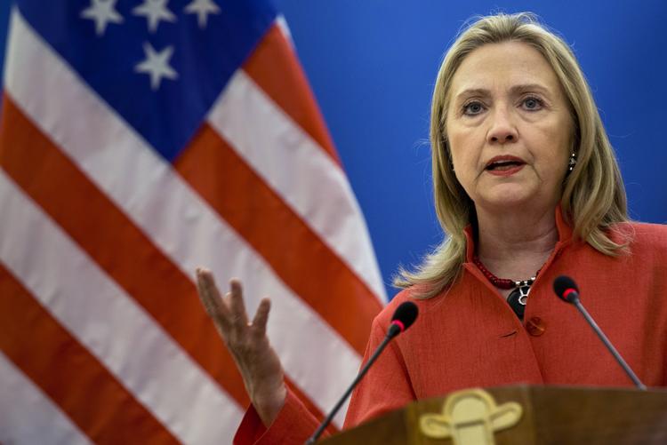 Dialog. Egyptens præsident og militærråd skal nå til enighed for at egyptens befolkning kan få, hvad krævede under den egyptiske revolution, mener Hillary Clinton. 