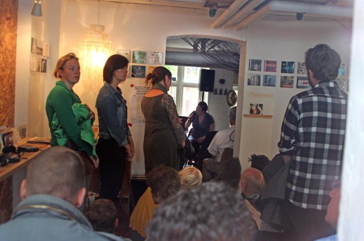 Trangt. Der er så lidt plads i Homemade, at fotografen måtte fotografere ind gennem ruden. 