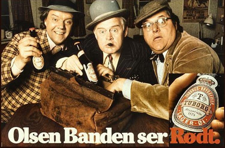 HVERDAGSØL. Et par Tuborg på bordet var helt normalt i Olsen Banden filmene - her reklamerer trioen endda for Rød Tuborg. 