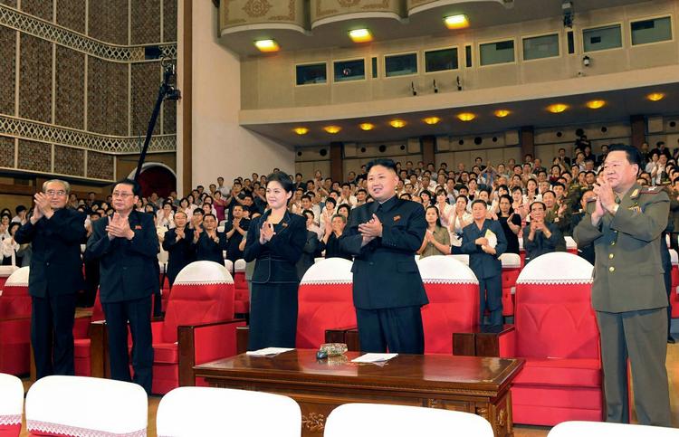 SÆRSYN. Ved en koncert blev den nordkoreanske leder og den mystiske kvinde set sammen i lørdags. Nordkoreanske medier har ikke bragt navnet på kvinden, men spekulerer i, hvem hun kan være. 