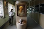 EFTERMÆLE. Et portræt af Satyendranath Bose hænger i et forskningsmiljø, som Bose var med til at grundlægge i Kolkata i Indien. 