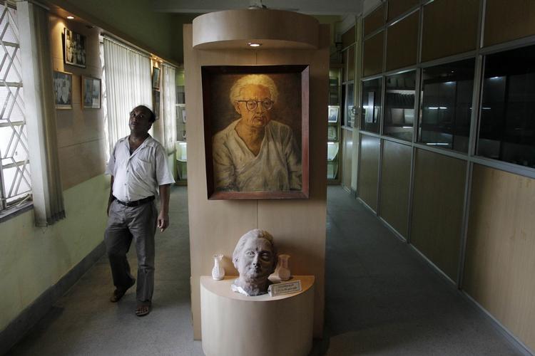 EFTERMÆLE. Et portræt af Satyendranath Bose hænger i et forskningsmiljø, som Bose var med til at grundlægge i Kolkata i Indien. 