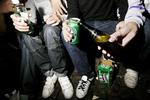 Skål. 860.000 skønnes at drikke mere end Sundhedsstyrelsens højrisikogrænse på 14 genstande om ugen for kvinder og 21 genstande for mænd. 