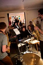 Spillested. Bandet Orpheus spiller mandag aften på Mellemrummet. Caféen, der drives af frivillige fra Mellemfolkeligt Samvirke, er nyt spillested på festivalen.