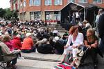 Publikumssucces.  Mange har allerede fundet frem til det nye udendørs spillested på Østerfælled Torv. 