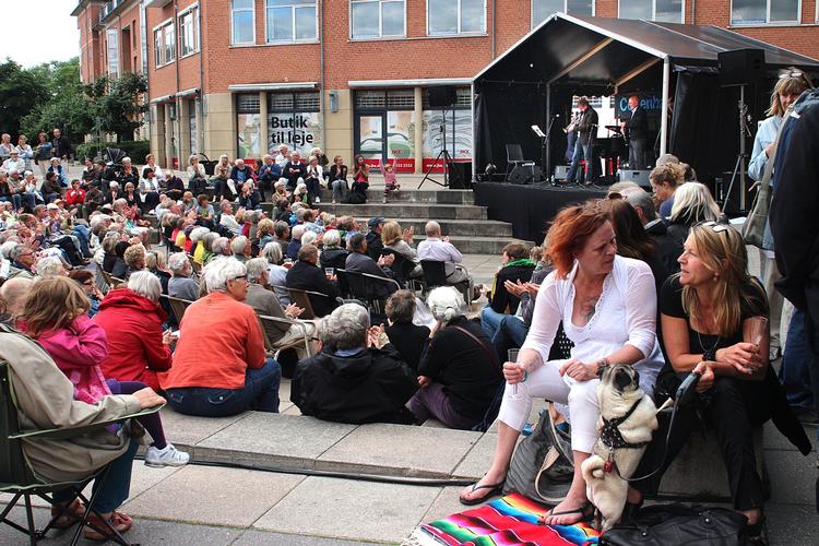 Publikumssucces.  Mange har allerede fundet frem til det nye udendørs spillested på Østerfælled Torv. 