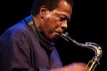 Trægt. Wayne Shorter tog et langt tilløb under koncerten på Gamle Scene, men da han endelig kom i omdrejninger spillede han så taget løftede sig og afslørede en musikalsk vidtstrakt himmel. 