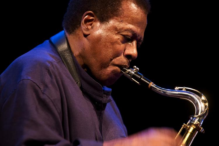 Trægt. Wayne Shorter tog et langt tilløb under koncerten på Gamle Scene, men da han endelig kom i omdrejninger spillede han så taget løftede sig og afslørede en musikalsk vidtstrakt himmel. 
