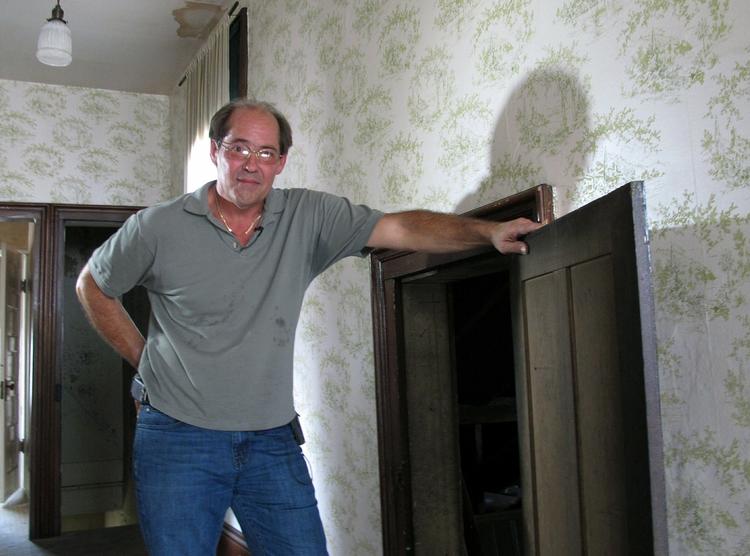 Fund. Karl Kissner  ved loftsrummet som viste sig at gemme på noget af en skat. 