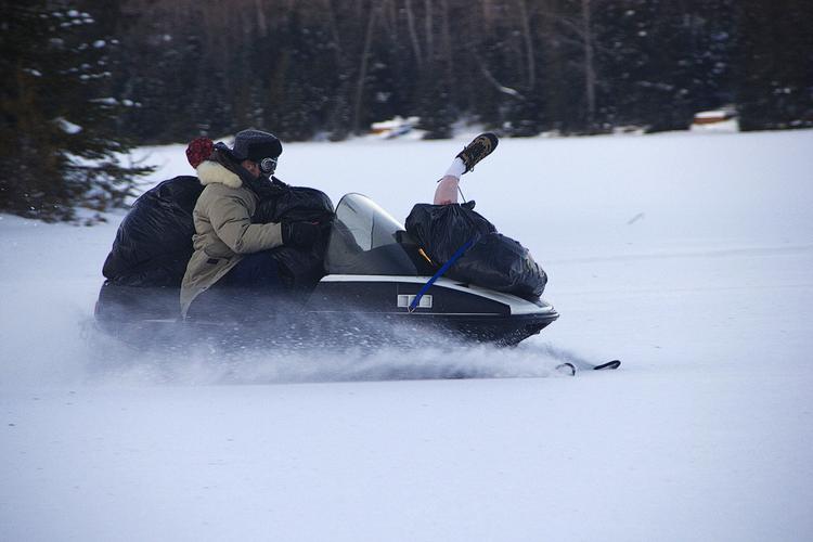 gys og grin. Eddie (Dylan Smith) på snescooter med, bogstaveligt talt, et par lig i lasten. Thure Lindhardt har en fest i rollen som den danske kunstmaler Lars. 