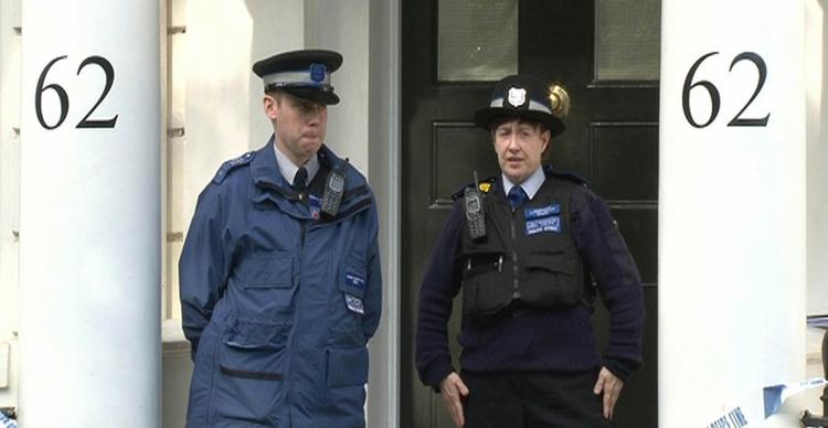 ENGLAND. Parrets hjem har været afspærret, siden politiet i mandags fandt Eva Rausings lig. Obduktionen kunne ikke fastslå dødsårsagen. 