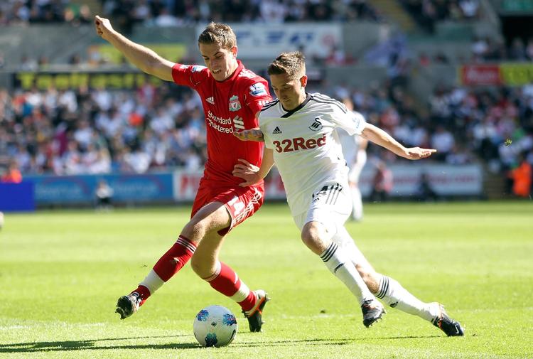 HOLDKAMMERATER. Swanseas Joe Allen (tv) kan være på vej til at Jordan Hendersons Liverpool. 