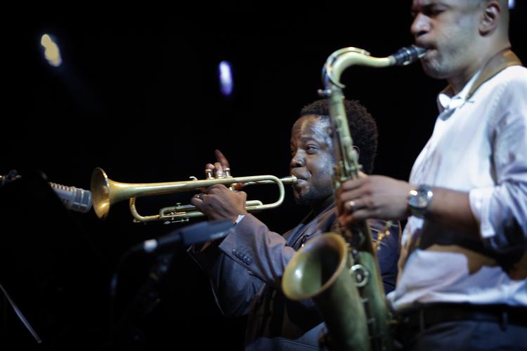 Verdensstjerne? Trompetisten Ambrose Akinmusire (til venstre) er en af de kunstnere, der får endog overvældende rosende ord med på vejen af jazzfestivalen. Men forsvinder jordforbindelsen i den begejstrerede PR-maskine? 
