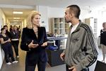 Dagpenge. Fra nu af råder jeg mine venner: Bliv på dagpenge - eller hvis du er heldig, få dig et job på minimum 37 timer, skriver nyuddannet industriel designer. Statsministerens besked til de jobsøgende er ikke helt den samme. 