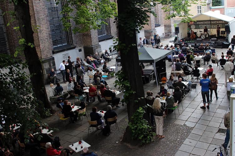 Smukt. Trinitatis Kirkeplads er en af Københavns smukkeste byrum. Men den opstillede scene rykker ikke rigtigt. 