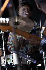 Dansemusik. Allens musik er en unik blanding af jazz, rock, funk og afrikansk youruba. 