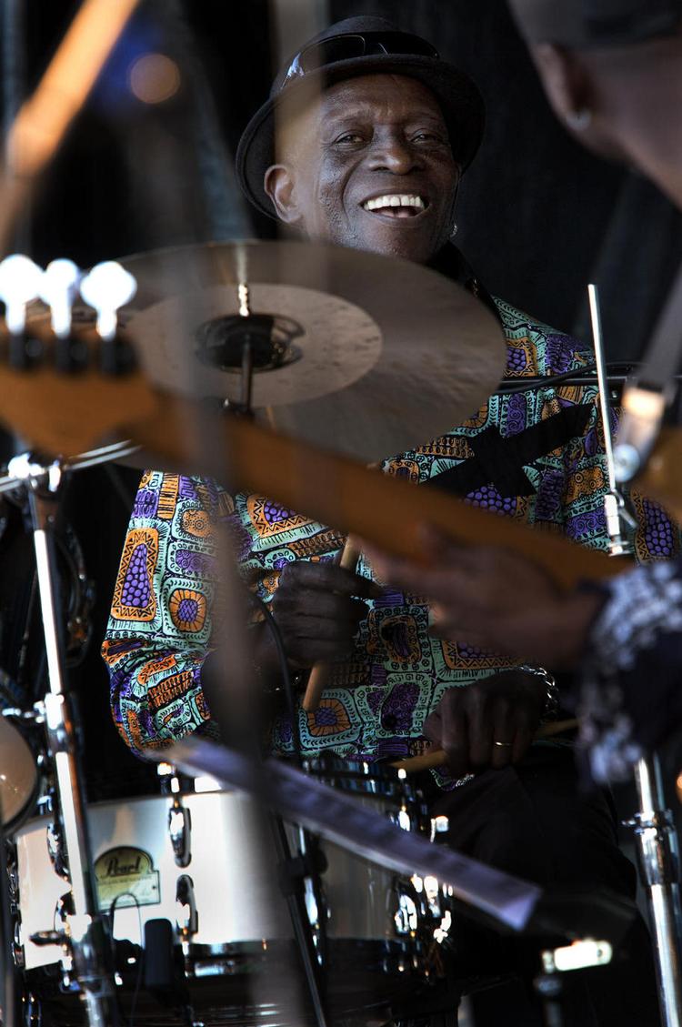 Dansemusik. Allens musik er en unik blanding af jazz, rock, funk og afrikansk youruba. 