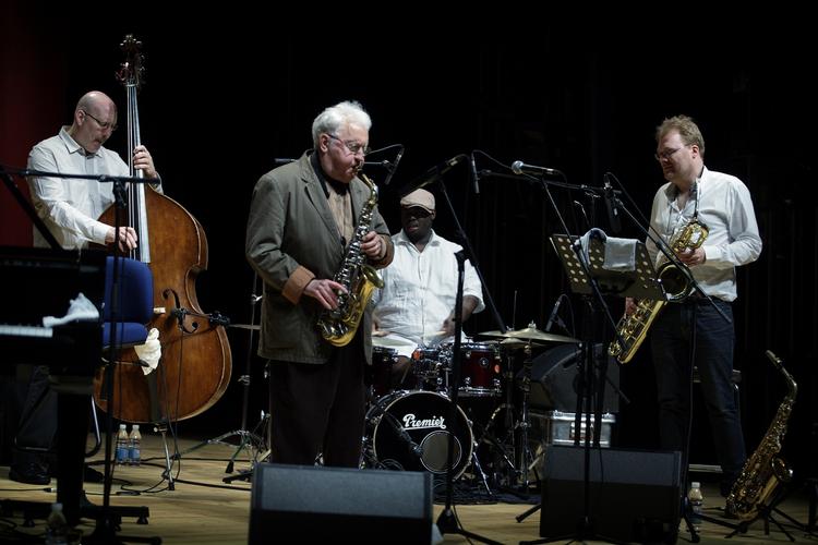 Famlende. Lee Konitz' umiskendelige tone er stadig intakt trods en lidt sløv koncert på Betty Nansens Teater. 